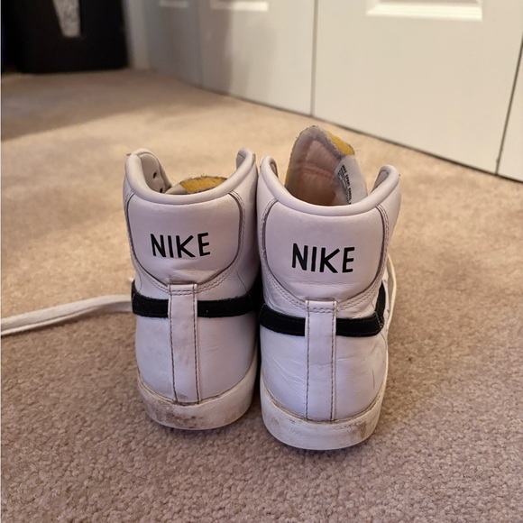 Nike White and Black Women's Sneakers - Picture 2 of 3